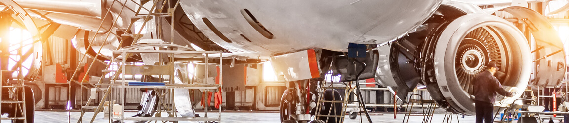 avion dans un hangar