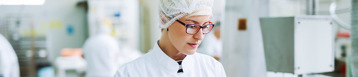 femme portant une blouse de laboratoire